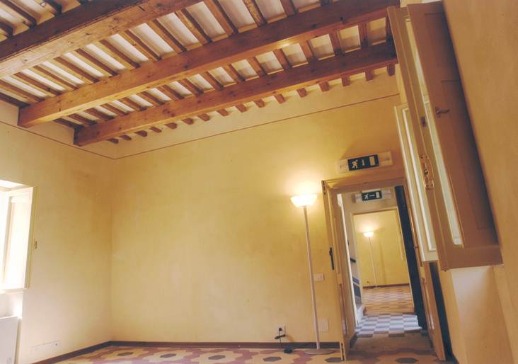 Sala interna con solaio in legno