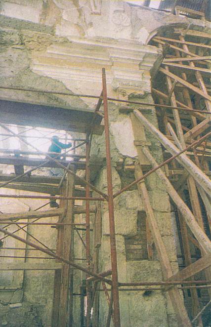 Apertura pilastri ed inserimento mattoni per ricomposizione